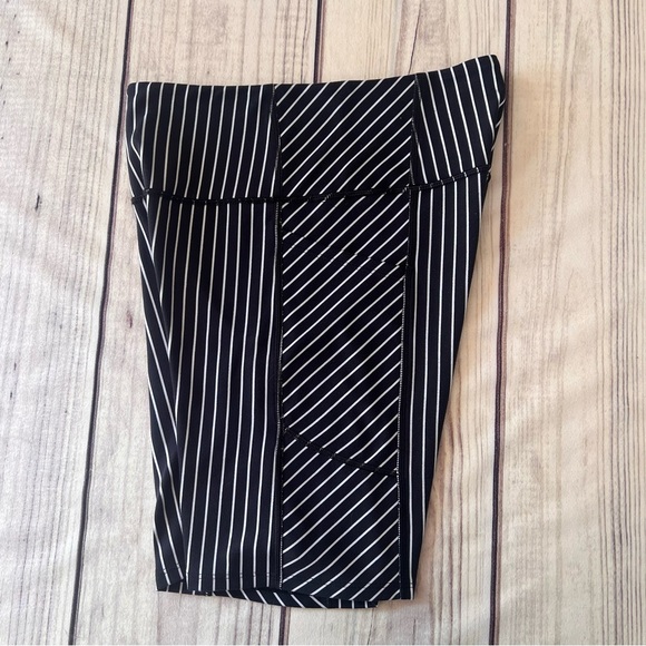 Victorias Secret On Point Flow Black & White Striped Athletic Bike Shorts - Picture 4 of 10